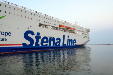 Gdynia, Polonya - 10 Eylül 2023 Stena Hattı feribotu Gdynia limanından ayrılıyor. Polonya