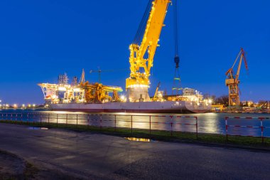 Gdansk, Polonya - 2 Nisan 2023: Crane gemisi Les Alizes Polonya 'nın Gdansk kentindeki Remontowa Tersanesine demir attı