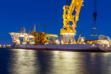 Gdansk, Polonya - 2 Nisan 2023: Crane gemisi Les Alizes Polonya 'nın Gdansk kentindeki Remontowa Tersanesine demir attı