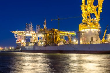 Gdansk, Polonya - 2 Nisan 2023: Crane gemisi Les Alizes Polonya 'nın Gdansk kentindeki Remontowa Tersanesine demir attı