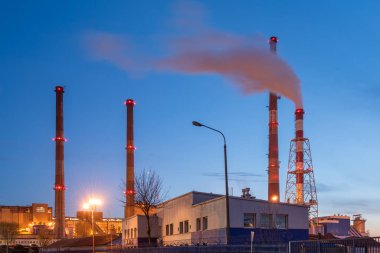 Gdansk, Polonya - 22 Nisan 2018: Gdansk 'taki termik santralin bacası. Polonya