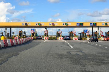 Rusocin, Polonya - 17 Eylül 2022: Ücret kontrol noktası. Polonya 'da A1 otoyolundaki gişelerde.