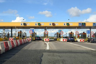 Rusocin, Polonya - 17 Eylül 2022: Ücret kontrol noktası. Polonya 'da A1 otoyolundaki gişelerde.
