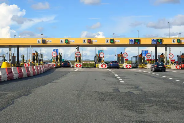 Rusocin, Polonya - 17 Eylül 2022: Ücret kontrol noktası. Polonya 'da A1 otoyolundaki gişelerde.