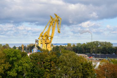 Gdansk, Polonya - 6 Ekim 2024: Wisloujscie Kalesi 'nden iskele vinçlerinin görüntüsü. Gdansk, Polonya
