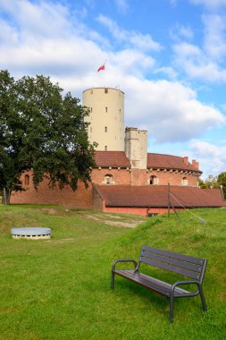 Gdansk, Polonya - 6 Ekim 2024: Wisloujscie Kalesi, Martwa Wisla Nehri 'ndeki Gdansk' ta tarihi bir kale. Polonya