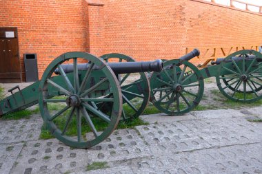 Gdansk, Polonya - 6 Ekim 2024: Wisloujscie Kalesi 'ndeki asker kışlası, Martwa Wisla Nehri' ndeki Gdansk 'ta tarihi bir kale. Polonya