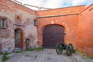 Gdansk, Polonya - 6 Ekim 2024: Wisloujscie Kalesi 'ndeki asker kışlası, Martwa Wisla Nehri' ndeki Gdansk 'ta tarihi bir kale. Polonya