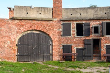 Gdansk, Polonya - 6 Ekim 2024: Wisloujscie Kalesi 'ndeki asker kışlası, Martwa Wisla Nehri' ndeki Gdansk 'ta tarihi bir kale. Polonya