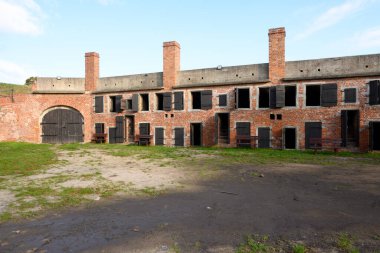 Gdansk, Polonya - 6 Ekim 2024: Wisloujscie Kalesi 'ndeki asker kışlası, Martwa Wisla Nehri' ndeki Gdansk 'ta tarihi bir kale. Polonya