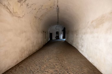 Gdansk, Polonya - 6 Ekim 2024: Wisloujscie Kalesi 'ndeki asker kışlası, Martwa Wisla Nehri' ndeki Gdansk 'ta tarihi bir kale. Polonya