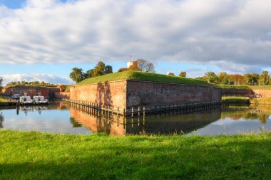 Gdansk, Polonya - 6 Ekim 2024: Wisloujscie Kalesi 'ndeki asker kışlası, Martwa Wisla Nehri' ndeki Gdansk 'ta tarihi bir kale. Polonya