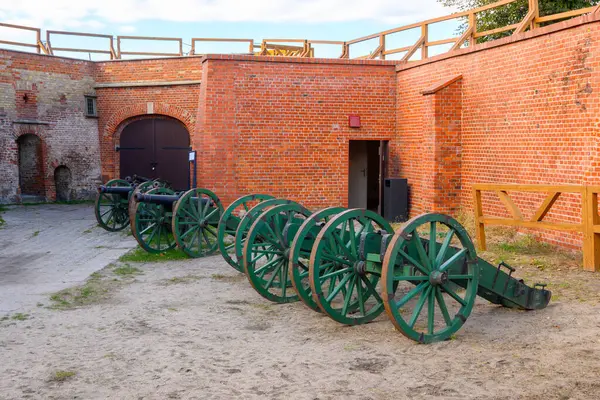 Gdansk, Polonya - 6 Ekim 2024: Wisloujscie Kalesi 'ndeki asker kışlası, Martwa Wisla Nehri' ndeki Gdansk 'ta tarihi bir kale. Polonya