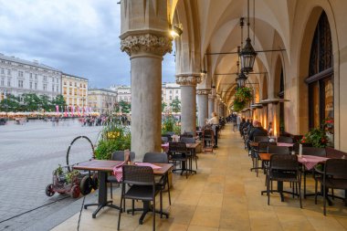 Krakow, Polonya - 16 Eylül 2022: Sukiennice (Kumaş Salonu) Krakow Eski Kasabası 'nın ana pazar meydanında. Polonya