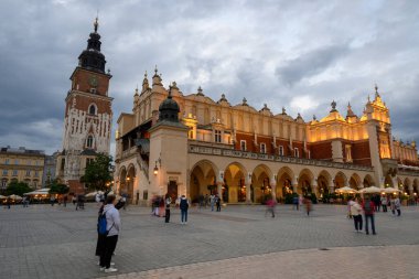 Krakow, Polonya - 16 Eylül 2022: Sukiennice (Kumaş Salonu) Krakow Eski Kasabası 'nın ana pazar meydanında. Polonya