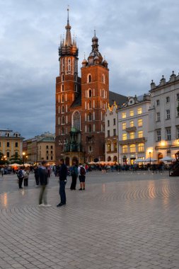 Krakow, Polonya - 16 Eylül 2022: Mary 'nin Kilisesi Krakow Eski Kasabası' ndaki ana pazar meydanında. Polonya