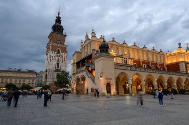 Krakow, Polonya - 16 Eylül 2022: Sukiennice (Kumaş Salonu) Krakow Eski Kasabası 'nın ana pazar meydanında. Polonya