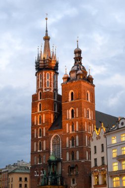 Krakow, Polonya - 16 Eylül 2022: Mary 'nin Kilisesi Krakow Eski Kasabası' ndaki ana pazar meydanında. Polonya