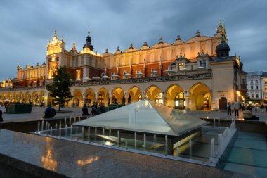 Krakow, Polonya - 16 Eylül 2022: Sukiennice (Kumaş Salonu) Krakow Eski Kasabası 'nın ana pazar meydanında. Polonya