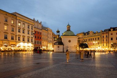 Krakow, Polonya - 16 Eylül 2022: Krakow Eski Kasabası 'nın ana pazar meydanı. Polonya