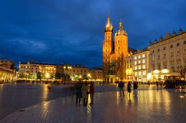 Krakow, Polonya - 16 Eylül 2022: Krakow Eski Kasabası 'nın ana pazar meydanı. Polonya