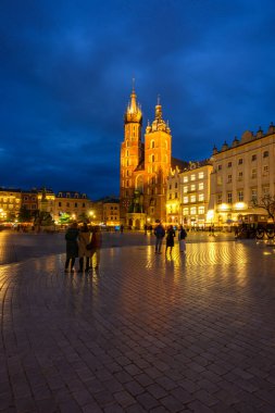 Krakow, Polonya - 16 Eylül 2022: Mary 'nin Kilisesi Krakow Eski Kasabası' ndaki ana pazar meydanında. Polonya