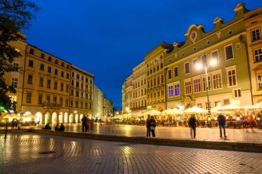 Krakow, Polonya - 16 Eylül 2022: Krakow Eski Kasabası 'nın ana pazar meydanı. Polonya