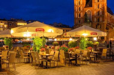 Krakow, Polonya - 16 Eylül 2022: Krakow Eski Kasabası 'ndaki ana pazar meydanındaki restoran. Polonya