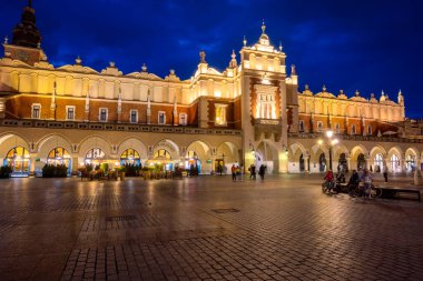 Krakow, Polonya - 16 Eylül 2022: Sukiennice (Kumaş Salonu) Krakow Eski Kasabası 'nın ana pazar meydanında. Polonya
