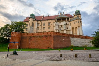 Krakow, Polonya - 16 Eylül 2022: Wawel Kraliyet Kalesi Krakow, Polonya
