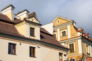 Lublin, Polonya - 13 Eylül 2022: Lublin 'in Eski Kasabası' ndaki tarihi konutlar. Polonya