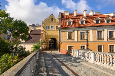 Lublin, Polonya - 13 Eylül 2022 Lublin 'deki Eski Şehir' e giden kaldırım taşı caddesi. Polonya