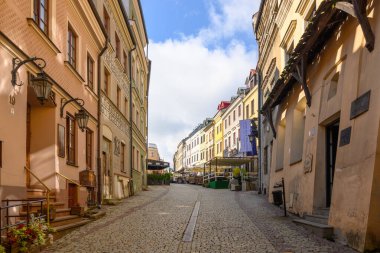 Lublin, Polonya - 13 Eylül 2022: Eski Lublin Kasabası 'nda kiralık evleri olan cadde. Polonya