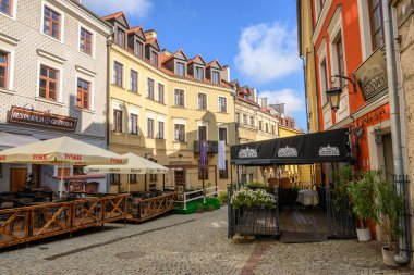 Lublin, Polonya - 13 Eylül 2022: Eski Lublin Kasabası 'nda kiralık evleri olan cadde. Polonya