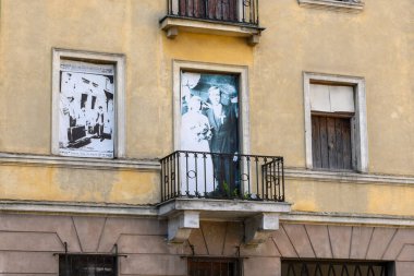 Lublin, Polonya - 13 Eylül 2022: Eski Lublin Kasabası sakinlerinin fotoğraflarıyla birlikte Burgher apartmanı. Polonya.