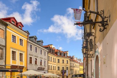 Lublin, Polonya - 13 Eylül 2022: Lublin 'deki Eski Kent Market Meydanı' ndaki Burgher konutları. Polonya