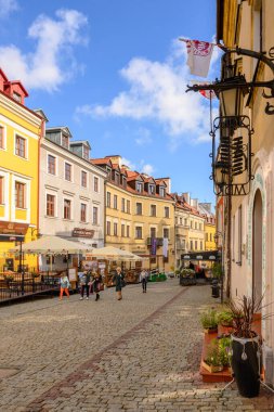 Lublin, Polonya - 13 Eylül 2022: Lublin 'deki Old Town Market Square' de kaldırım taşı caddesi. Polonya