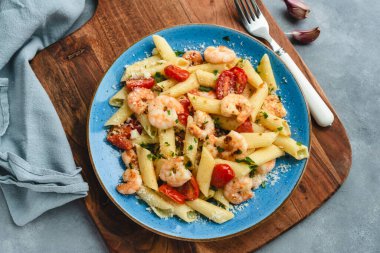 Karidesli makarna ve tereyağı ve sarımsak soslu vişneli domates.