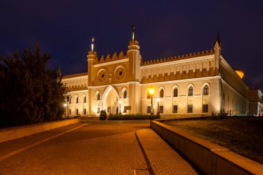 Lublin, Polonya - 12 Eylül 2022: Lublin Kraliyet Şatosu, Polonya 'da gece vakti gotik bir kale