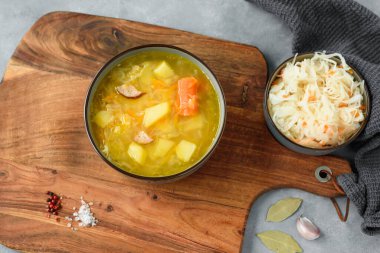 Kapusniak, geleneksel Polonya lahana turşusu çorbası patates ve havuçlu.
