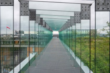 Lublin, Polonya - 12 Eylül 2022: Lublin 'deki Kültür Buluşması Merkezi' nin çatısındaki gözlem güverteleri. Polonya