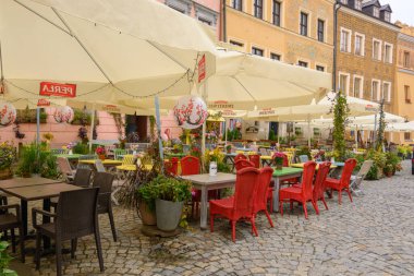 Lublin, Polonya - 12 Eylül 2022: Lublin 'deki Old Town Market Square' de restoran. Polonya