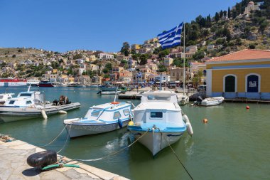 Symi, Yunanistan - 15 Mayıs 2018: Suriye adası, Dodecanese, Yunanistan 'da limana demirlemiş tekneler