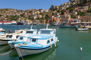 Symi, Yunanistan - 15 Mayıs 2018: Suriye adası, Dodecanese, Yunanistan 'da limana demirlemiş tekneler