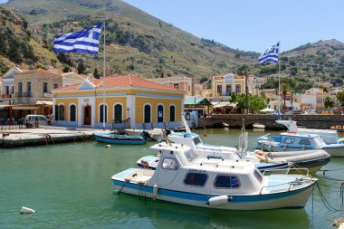 Symi, Yunanistan - 15 Mayıs 2018: Suriye adası, Dodecanese, Yunanistan 'da limana demirlemiş tekneler