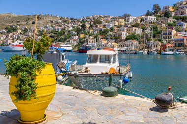 Symi, Yunanistan - 15 Mayıs 2018: Suriye adası, Dodecanese, Yunanistan 'da limana demirlemiş tekneler
