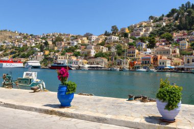 Symi, Yunanistan - 15 Mayıs 2018: Yunanistan 'ın Symi adasında deniz kıyısında gezinti