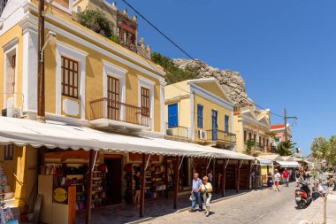 Symi, Yunanistan - 15 Mayıs 2018: Suriye Adası, Dodecanese, Yunanistan 'da kıyı yürüyüşü