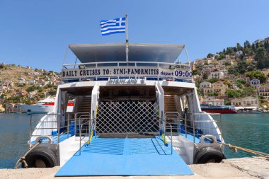 Symi, Yunanistan - 15 Mayıs 2018: Suriye Adası limanında tekne turu. Dodekanese, Yunanistan