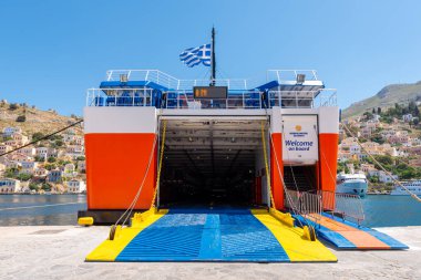 Symi, Yunanistan - 15 Mayıs 2018: Dodekanisos Seaways feribotu Symi Adası limanında. Dodekanese, Yunanistan